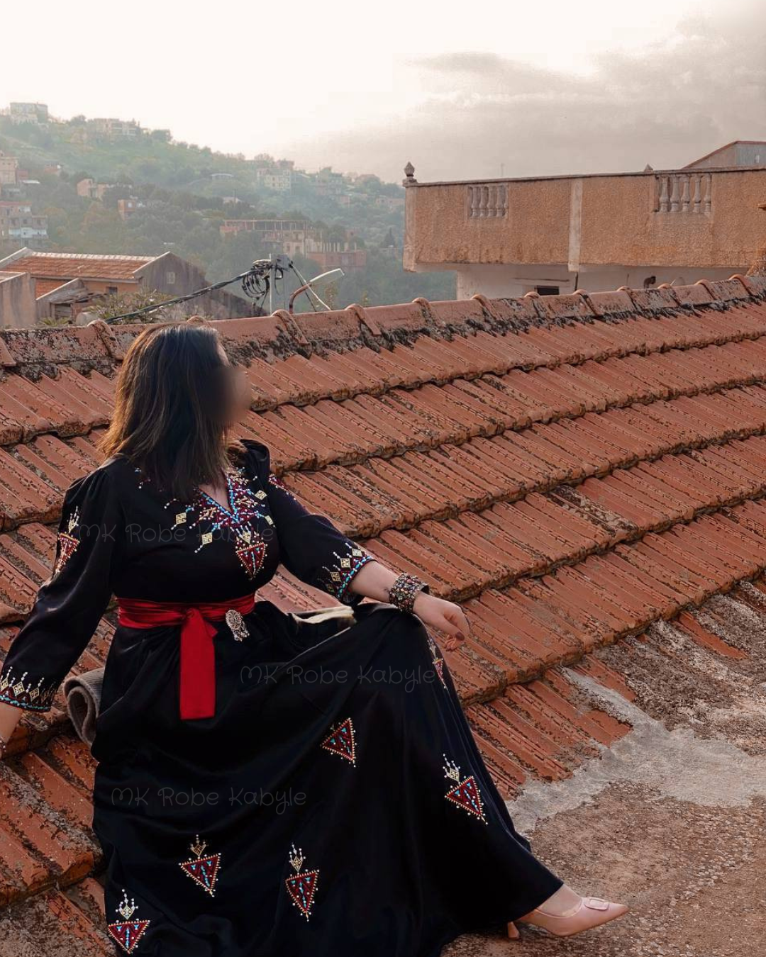 Robe Taknilt - Robe kabyle de fête en satin noir – Image 2