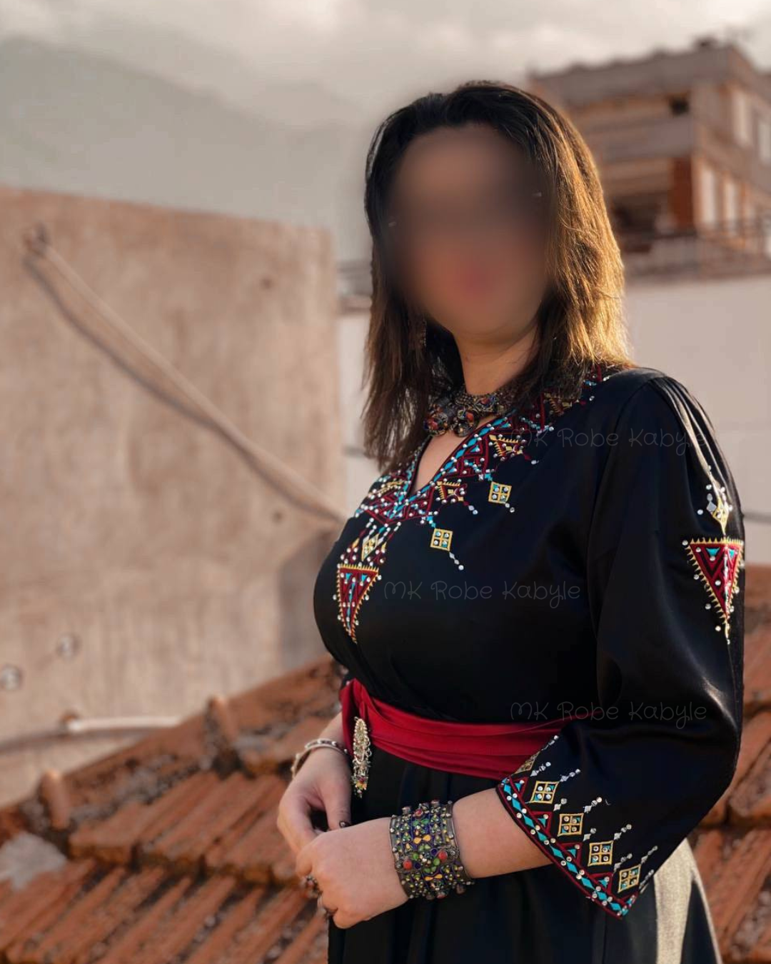 Robe Taknilt - Robe kabyle de fête en satin noir – Image 3
