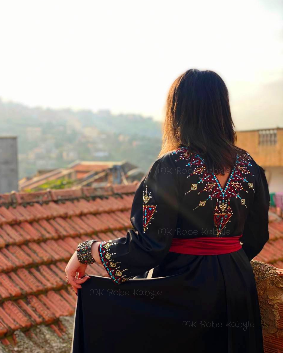 Robe Taknilt - Robe kabyle de fête en satin noir – Image 4