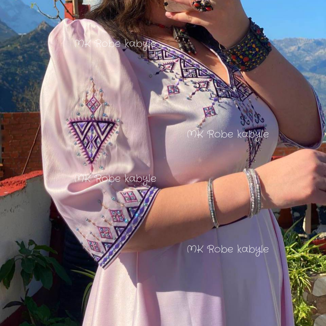 Robe Tazmert - Robe kabyle de fête en satin rose pale – Image 4