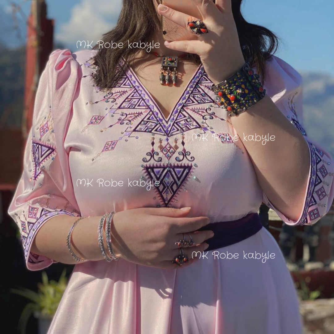 Robe Tazmert - Robe kabyle de fête en satin rose pale – Image 3