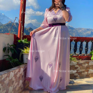 Robe Tazmert - Robe kabyle de fête en satin rose pale