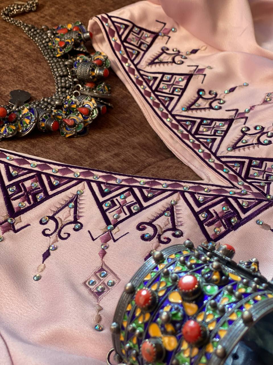 Robe Tazmert - Robe kabyle de fête en satin rose pale – Image 2