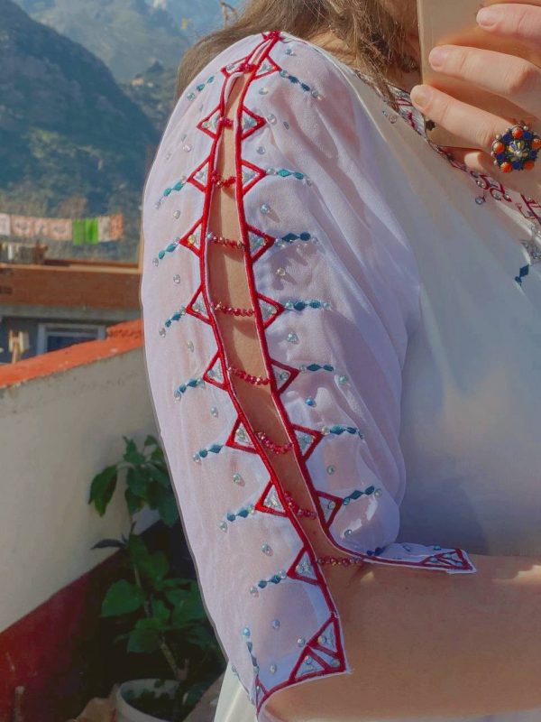 Robe Izilen - Robe kabyle de fête en satin blanc neige – Image 2
