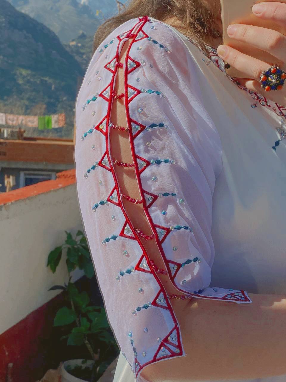 Robe Izilen - Robe kabyle de fête en satin blanc neige – Image 2