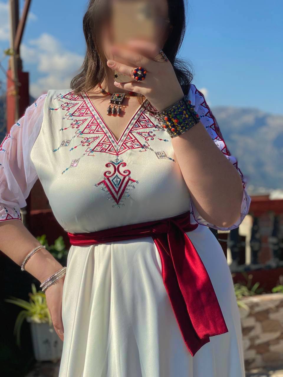 Robe Izilen - Robe kabyle de fête en satin blanc neige – Image 3