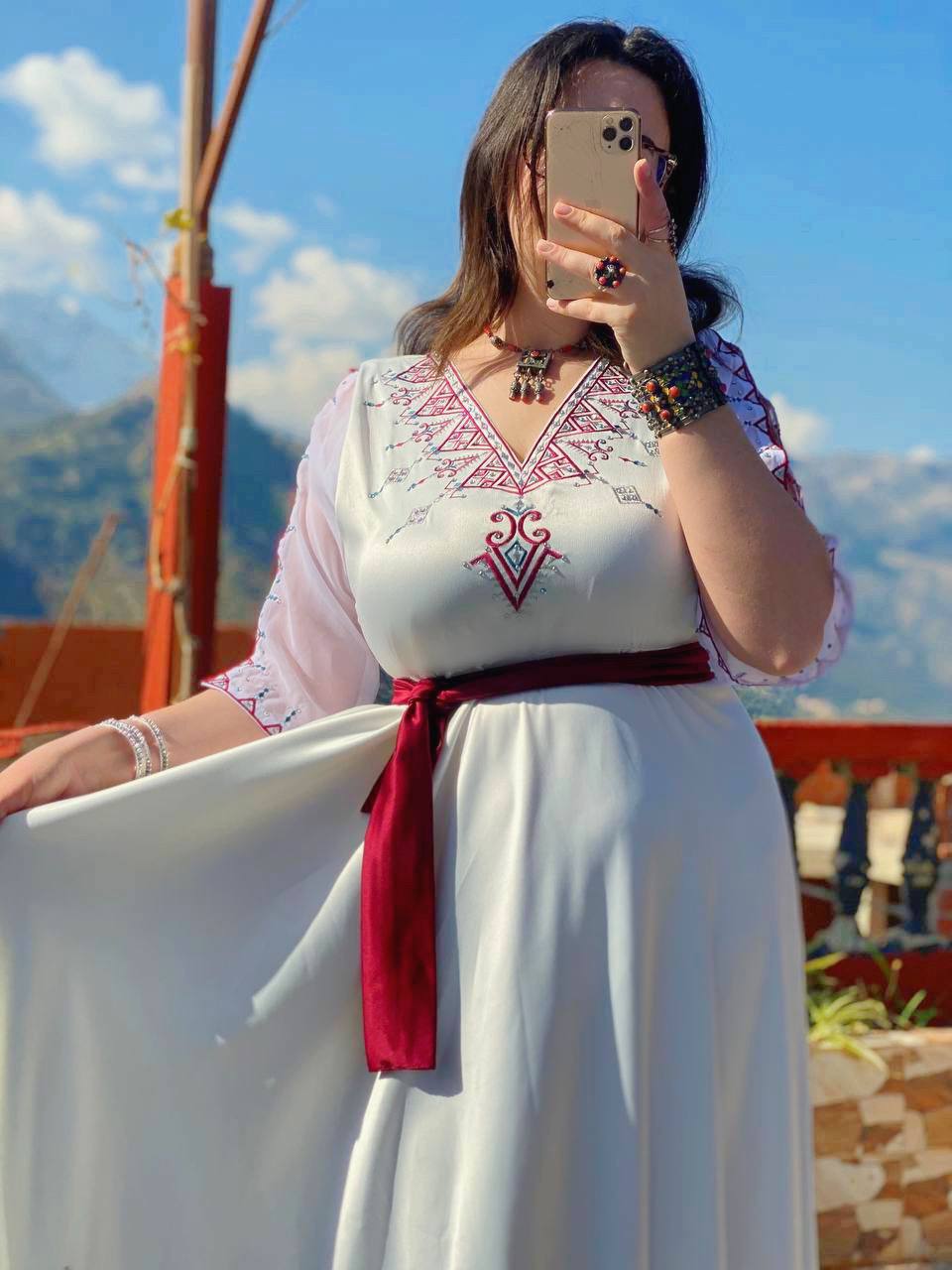 Robe Izilen - Robe kabyle de fête en satin blanc neige – Image 4