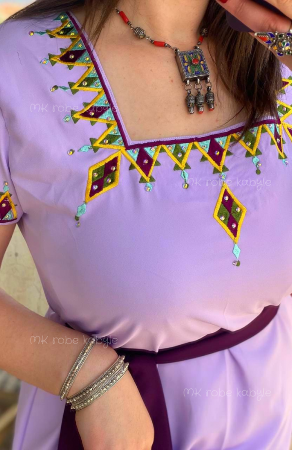 Robe kabyle – Broderie carrée – Mauve – Image 3
